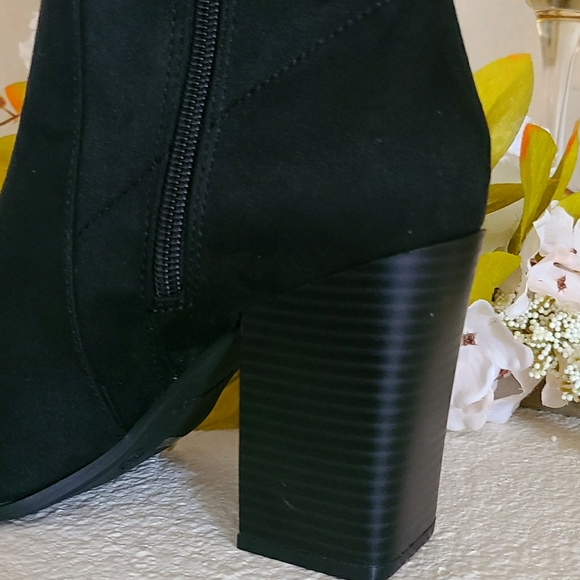 Boots - Picture 4 of 4